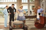 Two and a Half Men – In seinem Traum von den 50er Jahren fehlt einfach nichts: Nicht genug, dass Walden (Ashton Kutcher, 2.v.l.) mit Kate (Brooke D'Orsay, 2.v.r.) verheiratet ist und sieben Kinder mit ihr hat, auch für Alan (Jon Cryer, l.) und Haushaltshilfe Berta (Conchata Ferrell, r.) ist in dem Super-Idyll noch Platz ...