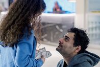Transplant - Ein besonderer Notarzt – Unzertrennlich: Sirena Gulamgaus als Amira, Hamza Haq als Bashir Hamed
