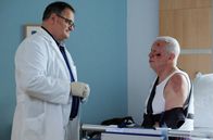 In aller Freundschaft – Hans-Peter Brenners (Michael Trischan, li.) Patient Heinrich Fuchs (Peter Lerchbaumer, re.) hat sich mit dem Alleinsein im Alter abgefunden. Doch sein Aufenthalt in der Klinik und die Angst vor einer ernsthaften Erkrankung lassen das Thema neu und bedrohlich aufkommen.