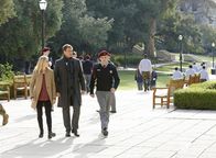 Navy CIS – Der Mord an einem jungen Marine beschäftigt DiNozzo (Michael Weatherly, M.) und Bishop (Emily Wickersham, l.). Bei den Ermittlungen erhoffen sie sich wichtige Infos von Lucas Craig (Robert Adamson, r.). Doch kann er wirklich weiterhelfen?