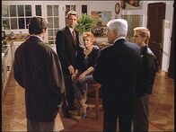 Diagnose: Mord – Madison (Joanna Cassidy, M.) wird von einem Unbekannten bedroht. Ihr Freund Brett (John Schneider, 2.v.l.), Steve (Barry Van Dyke, l.), Mark (Dick Van Dyke, 2.v.r.) und Jesse (Charlie Schlatter) sind sehr besorgt um sie.