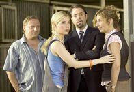 Tatort – Prof. Boernes (Jan Josef Liefers) Nichte Betty (Nora von Waldstätten, 2.v.l.) macht sich mitfühlend Sorgen um ihren Reitlehrer. Wenn sein Zuchthengst wirklich für immer verschwunden ist, wäre das eine Katastrophe. Kommissar Frank Thiel (Axel Prahl, li), Prof. Karl-Friedrich Boerne (Jan Josef Liefers, 3.v. li) und Dr. Birte Peters (Teresa Harder) können Bettys Mitleid nicht wirklich teilen.