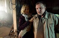Tatort – In der Fahrradwerkstatt macht Kommissar Frank Thiel (Axel Prahl, r) eine grausige Entdeckung. Nadeshda Krusenstern (Friederike Kempter, l) beruhigt ihren Kollegen.