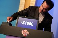Monk – Der aktuelle Fall führt Mr. Monk (Tony Shalhoub) Mitten in eine erfolgreiche Quizshow, bei der es nicht mit rechten Dingen zuzugehen scheint ...