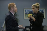Modern Family – Brenda (Kristen Johnsten), Mitchell (Jesse Tyler Ferguson)