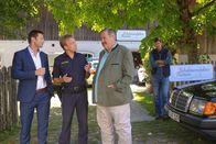 Die Rosenheim-Cops – Die Mordkommission ermittelt, nachdem ein Rosenheimer Schuhmacher tot aufgefunden wurde: Kommissar Hansen (Igor Jeftic), Polizist Mohr (Max Müller) und Kommissar Hofer (Joseph Hannesschläger). Im Hintergrund: Maik Duschinsky (Markus Langer).