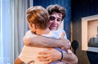 Sturm der Liebe – Elias (Orlando Lenzen, r.) und Leo (Aurel Klug, l.) umarmen sich innig.