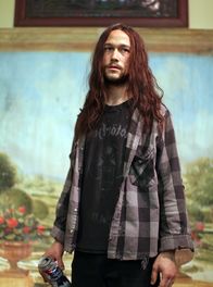 Hesher - Der Rebell – Heiliger oder Chaot? Bei Hesher (Joseph Gordon-Levitt) weiß niemand so recht, woran er ist.
