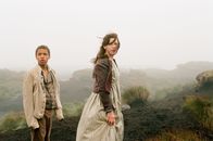 Wuthering Heights – Kindheit auf Wuthering Heights: Zwischen Cathy (Shannon Beer) und ihrem Adoptivbruder Heathcliff (Solomon Glave) besteht von Beginn an ein besonderes Band.