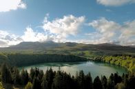 Leben mit Vulkanen – Die Vulkane der Auvergne reihen sich in einer 120 Kilometer langen Kette aneinander und sind zwischen 600 und 1.800 Meter hoch. Zwischen den Gipfeln liegen auch beeindruckende Kraterseen.