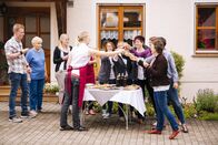 Landfrauenküche – Begrüßung bei Gastgeberin Manja Rohm (vorne links mit roter Schürze).