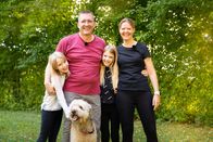Rabenväter oder Super Dads? – Torsten (50) und seine Ehefrau Katrin (43) zusammen mit ihren beiden gemeinsamen Töchtern und dem Familienhund.