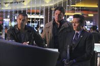 Castle – Javier Esposito (Jon Huertas, l.), Kevin Ryan (Seamus Dever, r.) und Richard Castle (Nathan Fillion, M.) glauben, dem Mörder des Casinobesitzers Sam Siegel auf der Spur zu sein.