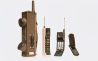 Generation X – Unter den kulturellen und sozialen Ereignissen, die auf die Generation der zwischen 1961 und 1981 Geborenen einwirkten, spielte die Entwicklung neuer Technologien eine enorme Rolle. Die Welt, in der sie ihre Kindheit verbrachten, war anfangs noch durchweg von analogen Systemen geprägt. Doch Schritt für Schritt traten Taschenrechner, Telespiele, Computer und schließlich das Internet in ihr Leben. Damit einher ging ein grundlegender Paradigmenwechsel _ vom analogen zum digitalen Zeitalter.