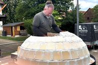 Handwerkskunst! – Ofenbauer Daniel Reisinger mauert die Kuppel des Pizzaofens. Der fertige Pizzaofen besteht aus 199 Steinen.