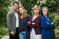 Meine Mutter traut sich was – Die Mütter Heidi (Margarita Broich, 2. von rechts) und Luise (Sabine von Maydell, rechts) sorgen für Spannungen vor der Hochzeit von „Toni“ (Diana Amft) und Rufus (Stephan Luca, links).