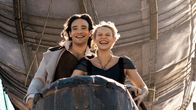 Der Sternwanderer – Weil Yvaine (Claire Danes, r.) und Tristan (Charlie Cox, l.) beim Benutzen der Zauberkerze beide an etwas anderes gedacht haben, landen sie auf dem Piratenschiff von Captain Shakespeare, das von einem Zeppelin gehalten wird.
