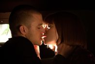 In Time - Deine Zeit läuft ab – Obwohl von Will (Justin Timberlake, l.) entführt, verliebt sich schon bald Sylvia (Amanda Seyfried, r.) in ihn. Gemeinsam beginnen sie, Zeitbanken auszurauben und die geraubte Zeit den Armen zu schenken. Die Reichen fürchten um ihr gnadenloses Wirtschaftssystem und stellen ein Kopfgeld auf die beiden aus ...