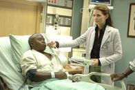 Dr. House – Der Zustand von Carnell Hall (Vicellous Reon Shannon, l.) verschlechtert sich zunehmend. Dr. Allison Cameron (Jennifer Morrison, r.) ist ratlos ...