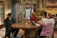 Two and a Half Men – Können nicht fassen, dass sich Alane (Jon Cryer, l.) heimlich wieder mit Judith trifft: Charlie (Charlie Sheen, 2.v.l.), Evelyn (Holland Taylor, M.), Rose (Melanie Lynskey, 2.v.r.) und Berta (Conchata Ferrell, r.) ...