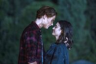 Manifest – TJ Morrison (Garrett Wareing, l.); Olive Stone (Luna Blaise, r.)