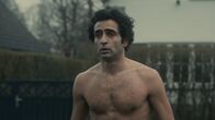 Unseen – Als Ayoub Griyeb (Roda Fawaz) bemerkt, dass seine Finger langsam nicht mehr zu sehen sind, wird ihm klar, dass auch er bald vollständig verschwinden wird. Nun zählt für Ayoub jede Sekunde.