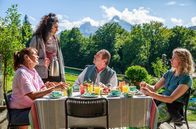 Watzmann ermittelt – Moni (Katherina Mai, r.) konfrontiert Ava (Eilin Aliza, 2.v.l.), wegen eines Umzugs nach Berlin. Elisabeth (Barbara Weinzierl, l.) und Benedikt Beissl (Andreas Giebel,2.v.r.) beobachten das Geschehen.