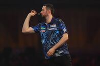 Darts: Premier League – Luke Humphries in Aktion während seines Viertelfinalspiels gegen Dave Chisnall; 1. Januar 2024, Alexandra Palace, London, England 2023/24 PDC Paddy Power World Darts Championships, Tag 14, Abendveranstaltung