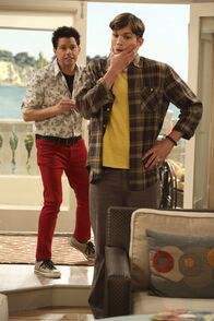 Two and a Half Men – Um über die Trennung von Lyndsey hinwegzukommen, nimmt Alan (Jon Cryer, l.) den Rat von Walden (Ashton Kutcher, r.) an und verändert seinen Look ...