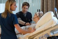Atlanta Medical – (v.li.) Emily VanCamp (Nicolette Nevin), Matt Czuchry (Dr. Conrad Hawkins), Violett Beane (Lily Kendall).