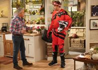 Man with a Plan – Adam Burns (Matt LeBlanc, l.); Don Burns (Kevin Nealon, r.)