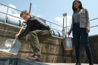 MacGyver – Angus MacGyver (Lucas Till, l.); Desi Nguyen (Levy Tran, r.)