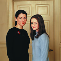 Gilmore Girls – (1. Staffel) - Lorelai (Lauren Graham, l.) und ihre 16-jährige Tochter Rory (Alexis Bledel, r.) treten von einem Fettnäpfchen ins nächste ...