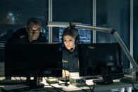 SOKO München – Lorenz Hartmann (Heikko Deutschmann, l.) und Carla Friedrichs (Isabella Wolf, r.) in der Notrufzentrale.