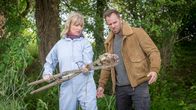 SOKO Wismar – Roswitha Prinzler (Silke Matthias, l.) zeigt Kommissar Lars Pöhlmann (Dominic Boeer, r.) eine merkwürdige Apparatur, die sie unweit des Tatorts entdeckt hat. Eine Art künstliches Wolfsgebiss legt nahe, dass der Täter nur den Eindruck vermitteln wollte, ein Wolf habe den Schäfer getötet. Doch wer würde – nur um einen Mord zu vertuschen – so ein abartiges Gerät verwenden?