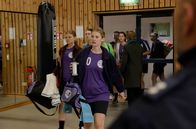 Rentnercops – Das Handballteam, allen voran Anni Fellner (Nele Braun, l.) und Gina Perlet (Johanna Hens, v.M.), trifft am Tatort ein und die Mädchen erfahren, dass ihr Trainer tot ist.