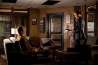 Castle – Der gewaltsame Tod von Melanie Rogers führt Beckett (Stana Katic, r.) mal wieder zu dem Mann, der für den Tod ihrer Mutter verantwortlich ist: Senator William H. Bracken (Jack Coleman, l.)