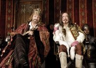 1 1/2 Ritter – Im Mittelalter wirbt der halbseidene Geschäftsmann Graf Luipold Trumpf (Udo Kier, r.) beim finanziell gebeutelten König Gunther (Thomas Gottschalk, l.) um seine Tochter Prinzessin Herzelinde. Herzelinde jedoch weigert sich und Trumpf lässt sie deswegen vom Schwarzen Ritter entführen ...