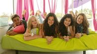 Die Mädchen-WG - Urlaub ohne Eltern – In der Urlaubs-WG: Bianca, Maja, Louisa, Buse, Weya (v.l.n.r.)