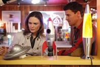 Bones - Die Knochenjägerin – Der Fall einer Leiche eines vermeintlich Außerirdischen führt Brennan (Emily Deschanel) und Booth (David Boreanaz) in die Science-Fiction-Szene.