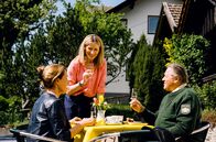 Hubert ohne Staller – Girwidz (Michael Brandner, r.) uns seine bekannte Frida Schäfer (Sabine Bach, l.) feiern bei Barbara (Monika Gruber, M.) ihr Wiedersehen.