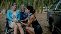 Hawaii Five-0 – Verabschieden ihre Tochter Kono (Grace Park, r.), die sich auf einen Segeltrip um die Hawaiianischen Inseln begibt: Nani (Catherine Haena Kim, l.) und Ke'ano (Ken Narasaki, M.) ...