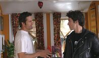 Gilmore Girls – Jess (Milo Ventimiglia, r.) haut einfach aus Stars Hollow ab und fährt seinem Vater Jimmy (Rob Estes, l.) bis nach Venice Beach nach ...