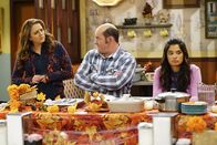 Superior Donuts – (v.l.n.r.) Lucy (Annie Mumolo); Tush (David Koechner); Sofia (Diane Guerrero)