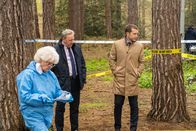 Inspector Barnaby – Eine Mordserie in einer Gruppe von so genannten Preppern, die sich hobbymäßig auf eine mögliche Apokalypse vorbereiten, beschäftigt DCI John Barnaby (Neil Dudgeon, M.), seinen Assistenten DS Jamie Winter (Nick Hendrix, r.) und Rechtsmedizinerin Fleur Perkins (Annette Badland, l.).