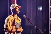 Death in Paradise – Der Musiker Deshawn Lyons (Malcolm Atobrah) wollte sich nur auf das große Konzert vorbereiten. Doch dann kommt alles anders.