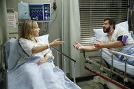 Code Black – Wann wird die stumme Kathy (Marlee Matlin, l.) die grausame Wahrheit über den Zustand ihres Übersetzers Daniel (Dalen Carlson, r.) erfahren?