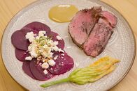 Lecker aufs Land – Bei Rahel Kremershof, Wipperfürth, Bergisches Land. Hauptspeise: Zweierlei vom Rind mit Rote Bete Carpaccio, Zucchiniblüten und Honig-Senf-Dressing.