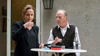 Das Begräbnis – : Auf Mecklenburger Art: Sabine (Claudia Michelsen) und Frank (Uwe Preuss) trinken einen Kurzen.