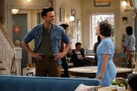 Call Me Kat – Max (Cheyenne Jackson, l.); Kat (Mayim Bialik, r.)